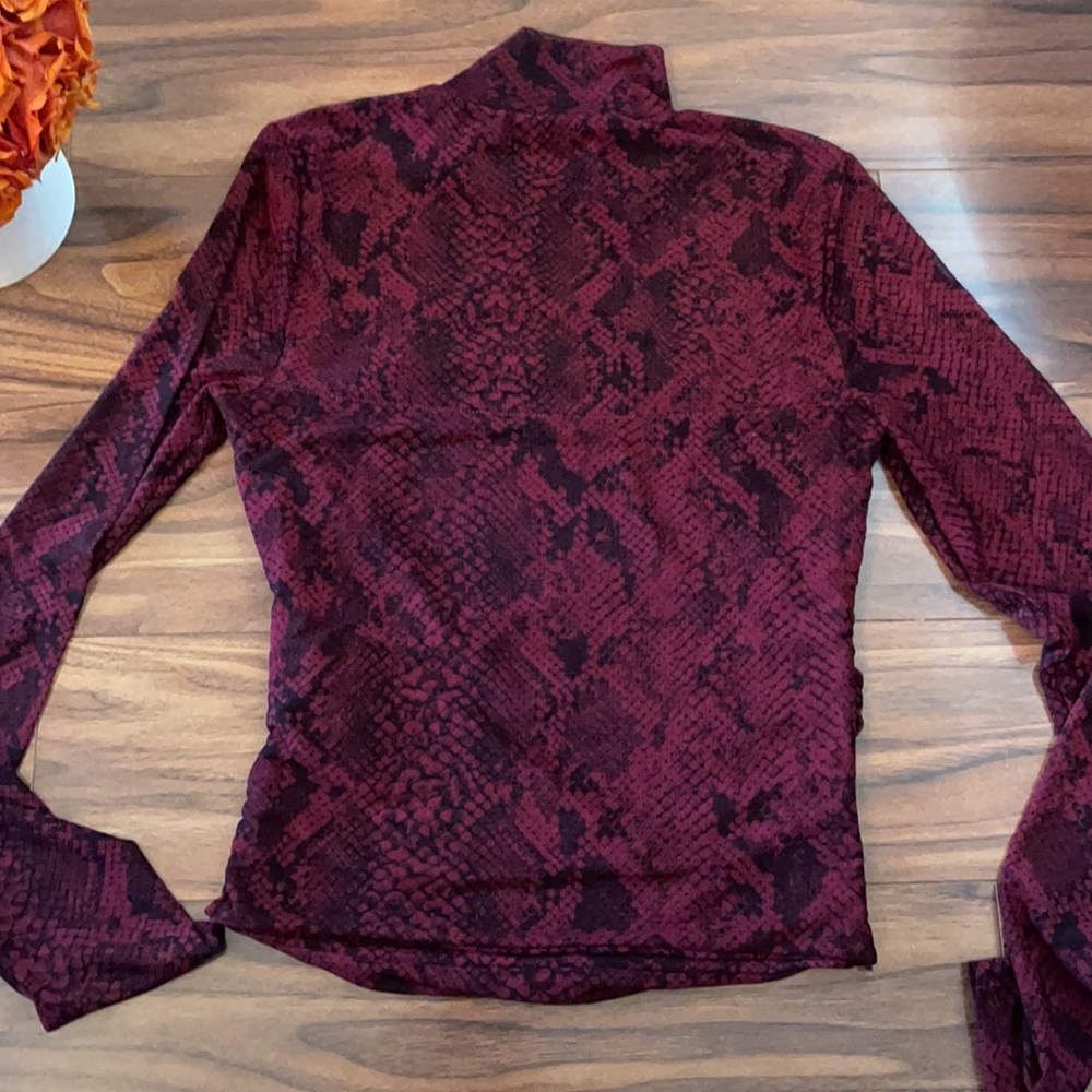 Guess Top, Size XS - Picture 3 of 3
